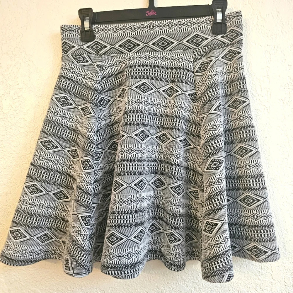 Divided h&m evil eye black and white geometric Aztec skater skirt xs